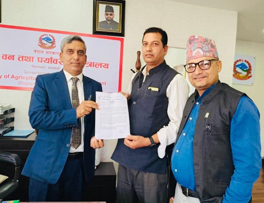 दूधको मूल्य बढाउन माग गर्दै चितवनका किसान काठमाडौंमा, मन्त्रीलाई बुझाए ज्ञापनपत्र