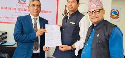 दूधको मूल्य बढाउन माग गर्दै चितवनका किसान काठमाडौंमा, मन्त्रीलाई बुझाए ज्ञापनपत्र