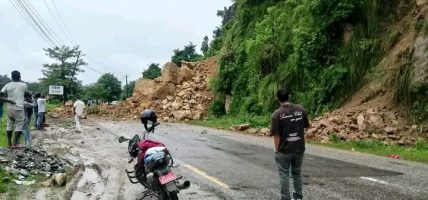 महेन्द्र राजमार्गको रजैया क्षेत्रमा पहिरो, प्रहरी टोली घटनास्थलमा