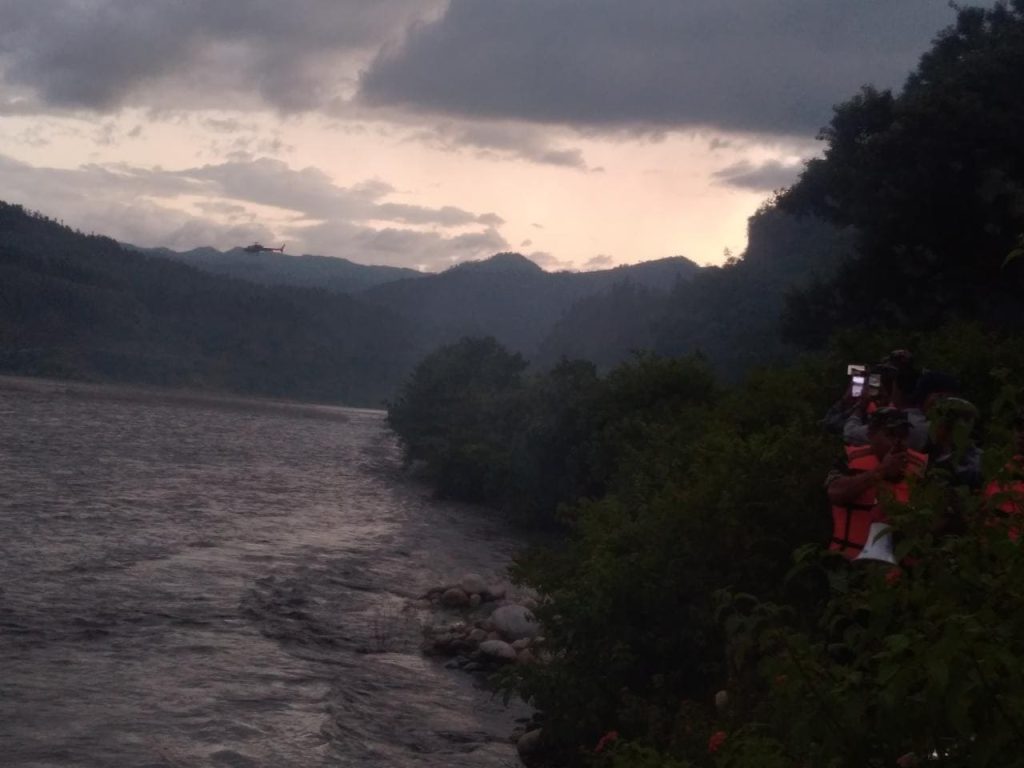 भेरी नदीको टापुमा फसेका चार जनाको हेलिकोप्टरबाट उद्धार