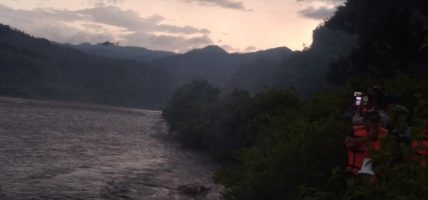 भेरी नदीको टापुमा फसेका चार जनाको हेलिकोप्टरबाट उद्धार