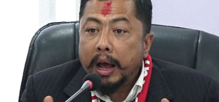 टनेलमा फसेकाहरुको पीडित परिवारलाई ऊर्जामन्त्री श्रेष्ठले भने– सरकार तपाइहरुसँगै छ