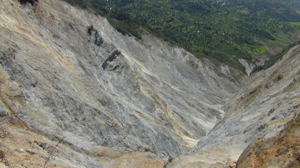 रामेछापको पीडा : घ्याप्चेको पहिरो, सदरमुकाम मन्थली समेत जोखिममा
