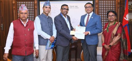 बाढीपीडितका लागि नेपाल इन्जिनियरिङ कलेजद्वारा १० लाख बढी सहयोग