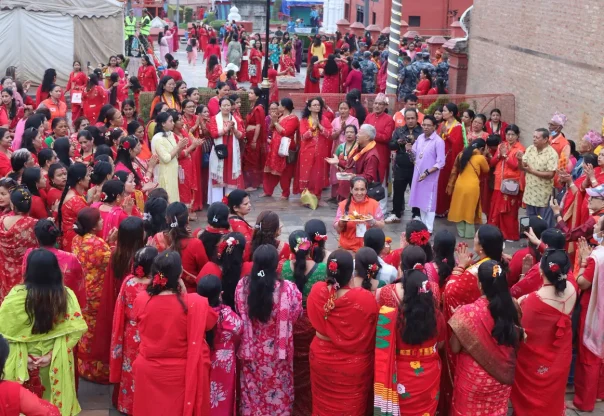 हरितालिका पर्व : पशुपति क्षेत्रमा बिहानैदेखि महिला व्रतालुको लाम हरितालिका पर्व : पशुपति क्षेत्रमा बिहानैदेखि महिला व्रतालुको लाम