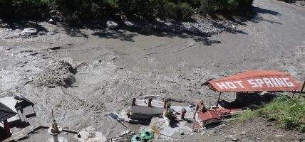 प्राकृतिक उपचारस्थल सिंगा तातोपानी कुण्डमा बाढीले क्षति