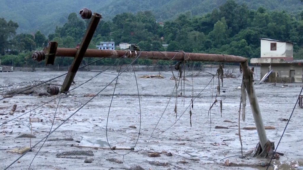 पुलहरू बाढीले बगाएपछि त्रिशूली नदीमाथि जिपलाइन, स्थानीय आशावादी