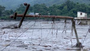 पुलहरू बाढीले बगाएपछि त्रिशूली नदीमाथि जिपलाइन, स्थानीय आशावादी