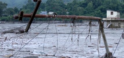 पुलहरू बाढीले बगाएपछि त्रिशूली नदीमाथि जिपलाइन, स्थानीय आशावादी