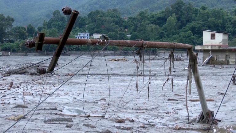 पुलहरू बाढीले बगाएपछि त्रिशूली नदीमाथि जिपलाइन, स्थानीय आशावादी