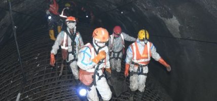 टनेलको जालीभित्र अल्झिएको र हिलोमा दबेको ११ वटा शव निकालियो