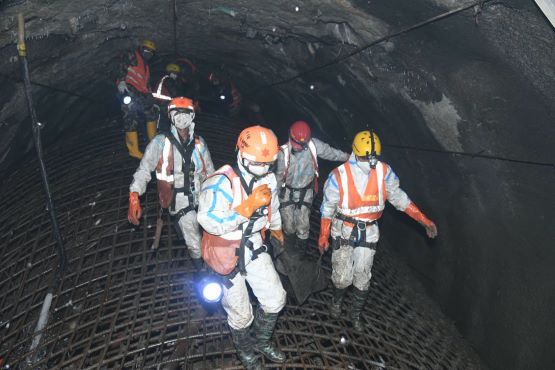टनेलको जालीभित्र अल्झिएको र हिलोमा दबेको ११ वटा शव निकालियो 