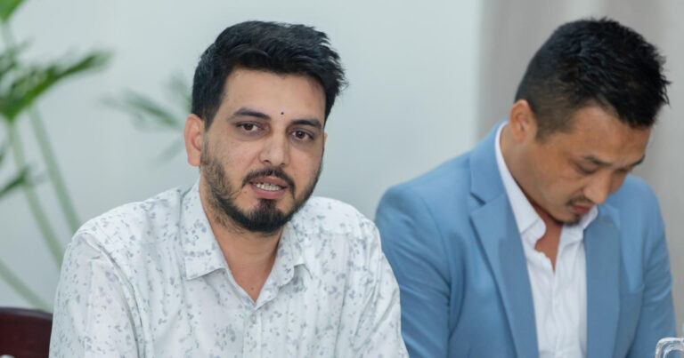 बाढी प्रभावित क्षेत्रका सडक सञ्जाल असोजभित्रै सञ्चालन हुन्छ : मन्त्री लम्साल