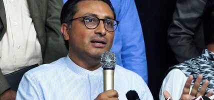 कार्यवाहक प्रधानमन्त्रीको जिम्मेवारी अर्थमन्त्रीलाई