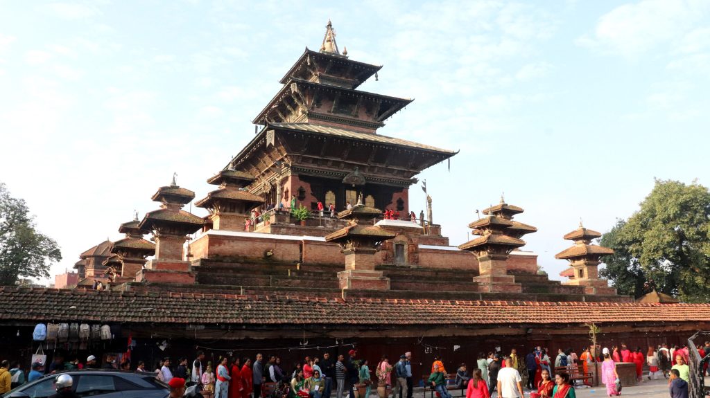 इन्द्रजात्रादेखि हनुमानढोका दरबार क्षेत्रका मन्दिरमा रात्रिकालीन बत्ती बालिने