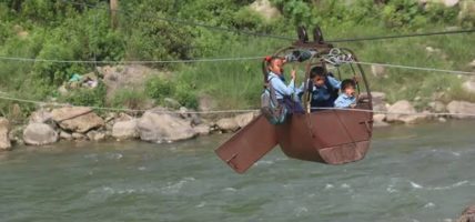 तुइन र गाडीमा झुन्डिँदै विद्यार्थीको जोखिमपूर्ण यात्रा