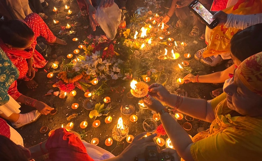 बाढीमा परी निधन भएकाको सम्झनामा पशुपतिनाथ क्षेत्रमा दीप प्रज्वलन