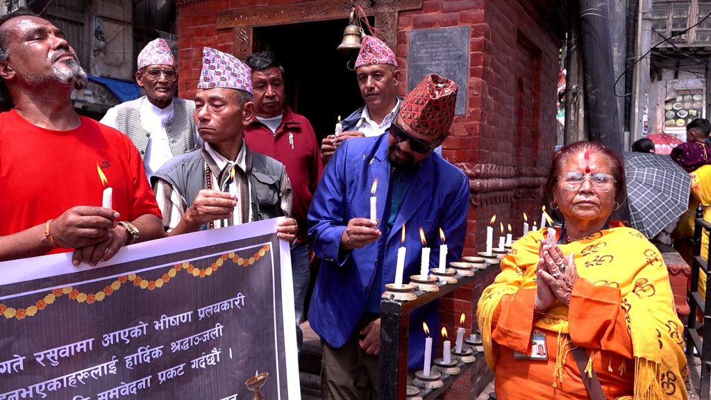 भोटेकोशी बाढीमा दिवंगत भएकाहरुको सम्झनामा दीपप्रज्वलन