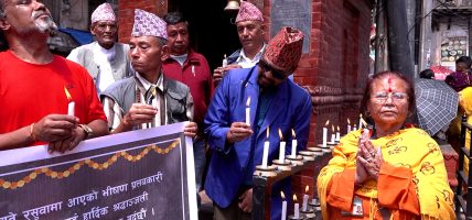 भोटेकोशी बाढीमा दिवंगत भएकाहरुको सम्झनामा दीपप्रज्वलन