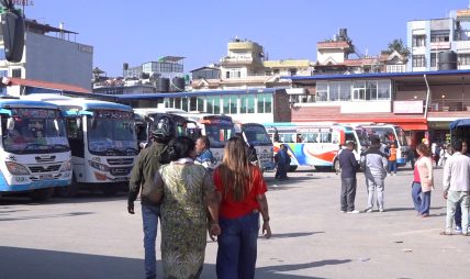 दसैंको रौनक : विपत्तिको पीडासँगै उत्साह बोकेर गाउँ फर्किँदै नेपाली
