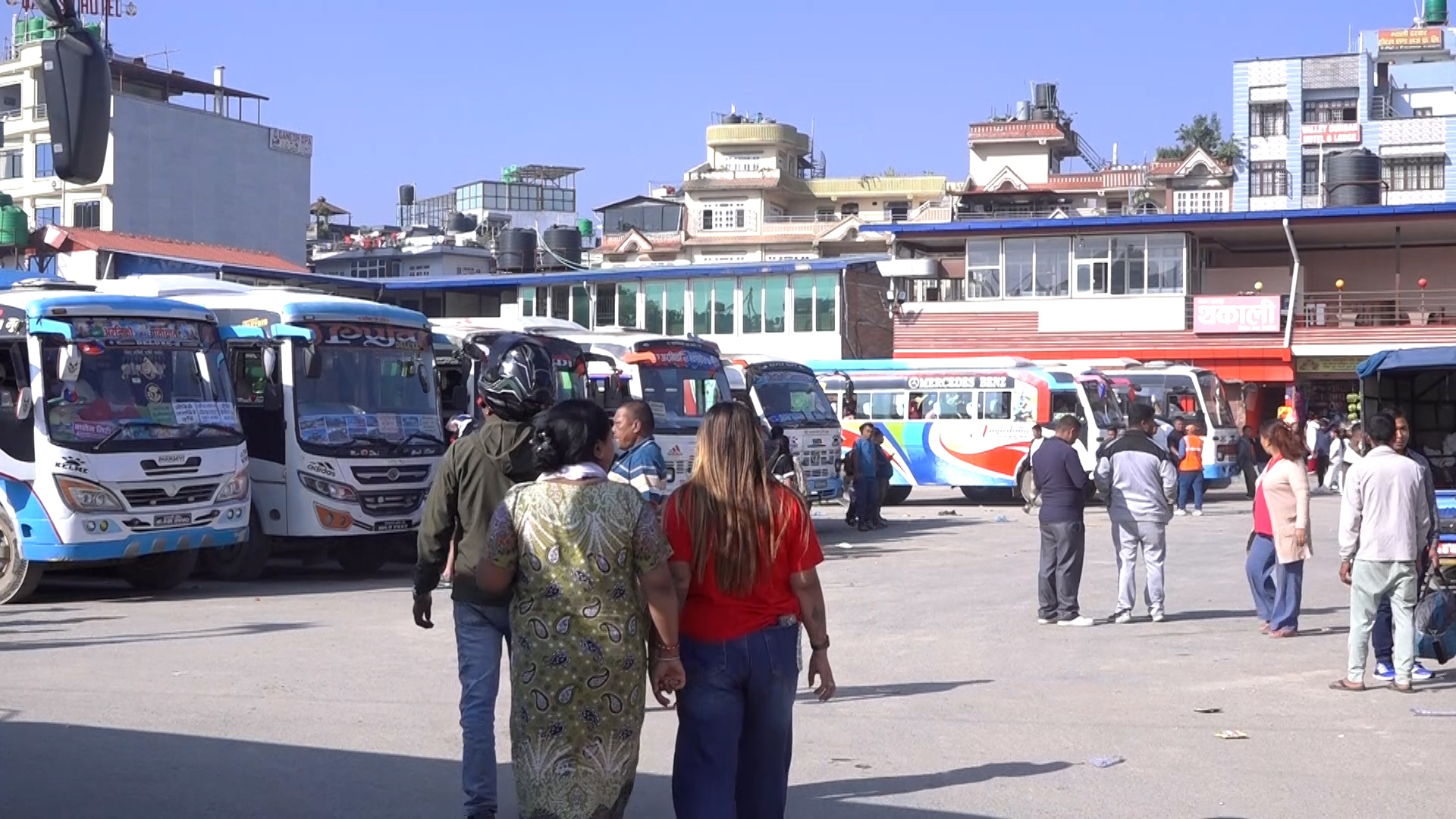 दसैंको रौनक : विपत्तिको पीडासँगै उत्साह बोकेर गाउँ फर्किँदै नेपाली