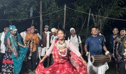 थारू बस्तीमा हुर्डुङग्वा नाचको रौनक थारू बस्तीमा हुर्डुङग्वा नाचको रौनक