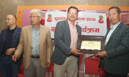 राष्ट्रसेवक कर्मचारी समाजबाट वाणिज्य सचिव तामाङ सम्मानित राष्ट्रसेवक कर्मचारी समाजबाट वाणिज्य सचिव तामाङ सम्मानित