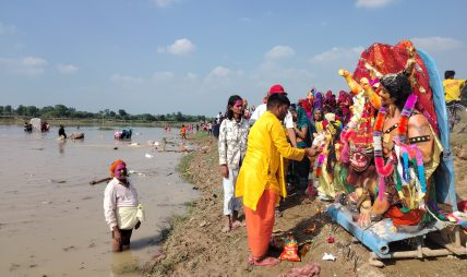 दानव नदीमा क्रेनबाट दुर्गा मूर्ति विसर्जन, दुर्घटना रोक्न रामजितको निजी पहल दानव नदीमा क्रेनबाट दुर्गा मूर्ति विसर्जन, दुर्घटना रोक्न रामजितको निजी पहल
