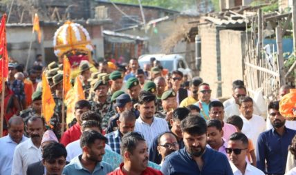 मटिहानीस्थित लक्ष्मीनारायण मठबाट विजयादशमीको शोभायात्रा निकालियो मटिहानीस्थित लक्ष्मीनारायण मठबाट विजयादशमीको शोभायात्रा निकालियो