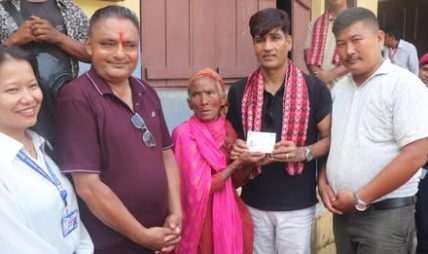चितवनको ‘कर्णाली’ राप्तीका बासिन्दाले पाए नागरिकता चितवनको ‘कर्णाली’ राप्तीका बासिन्दाले पाए नागरिकता