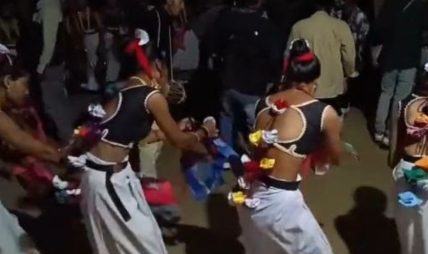 दाङका थारू बस्तीमा सख्या पैयाँ नाचको रौनक दाङका थारू बस्तीमा सख्या पैयाँ नाचको रौनक