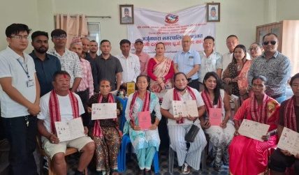 भूमिहीन दलित तथा अव्यवस्थित परिवारको हातमा जग्गाधनी पुर्जा भूमिहीन दलित तथा अव्यवस्थित परिवारको हातमा जग्गाधनी पुर्जा