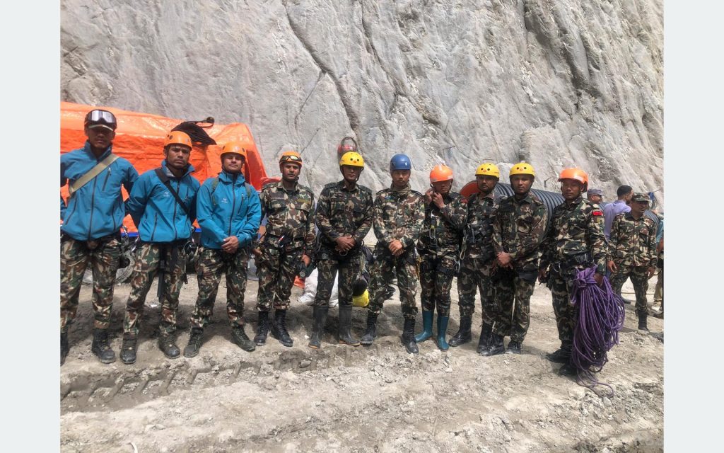 बाढीमा हराएकाहरुको जीवन खोज्ने जवान