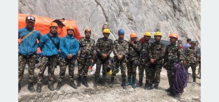 बाढीमा हराएकाहरुको जीवन खोज्ने जवान