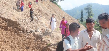 पहिरोले अवरुद्ध चेपाङ मार्ग आंशिक सञ्चालन