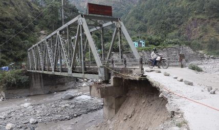 कालीगण्डकी बाढीले दोबा जोड्ने सडक पुल जोखिममा कालीगण्डकी बाढीले दोबा जोड्ने सडक पुल जोखिममा