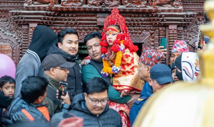 गृहमन्त्री गुरुङबाट जीवित देवी कुमारीको दर्शन गृहमन्त्री गुरुङबाट जीवित देवी कुमारीको दर्शन