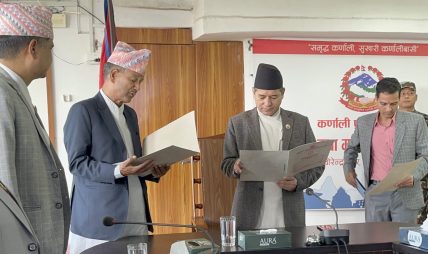 कर्णाली प्रदेश योजना आयोगका उपाध्यक्ष डा खत्रीद्वारा शपथ ग्रहण कर्णाली प्रदेश योजना आयोगका उपाध्यक्ष डा खत्रीद्वारा शपथ ग्रहण