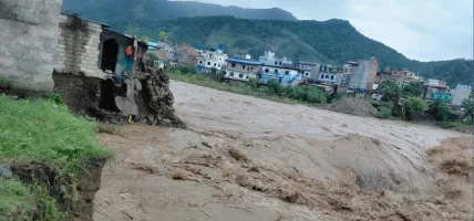 बाढीले घर डुबायो, आनन्दबगरवासीलाई थातथलो छाड्ने चिन्ता