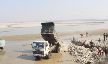 तटबन्धले सुरक्षित दोधारा चाँदनीको कुतियाकवर