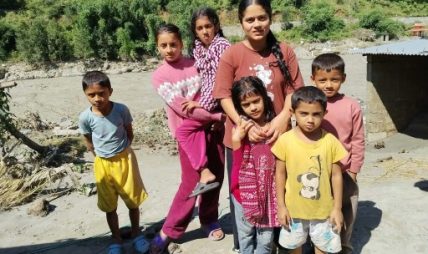 किताब बगाएपछि बालबालिकालाई पढाइको पीर किताब बगाएपछि बालबालिकालाई पढाइको पीर