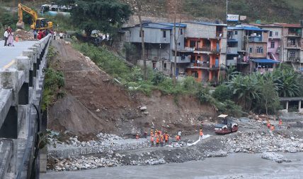 बाढीले पुलमा क्षति पुर्याएपछि यातायात ठप्प, पर्यटन र व्यापारमा असर