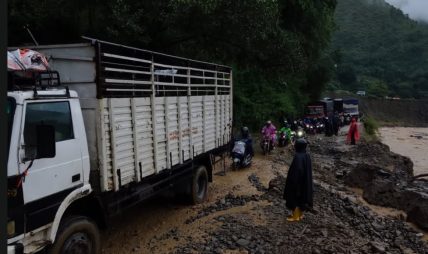 बिपी राजमार्गमा लेदो पन्छाएपछि यातायात पुनः सञ्चालन बिपी राजमार्गमा लेदो पन्छाएपछि यातायात पुनः सञ्चालन