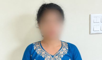 सार्वजनिक स्थानमा हातहतियार देखाउँदै नृत्य गर्ने महिला पक्राउ सार्वजनिक स्थानमा हातहतियार देखाउँदै नृत्य गर्ने महिला पक्राउ