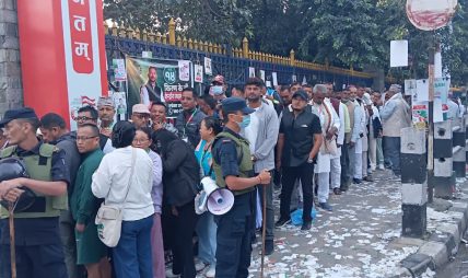 कांग्रेस महाधिवेशन : बिहानैदेखि मतदाता लाइनमा, ७ बजेदेखि मतदान, आजै गणना थाल्ने तयारी