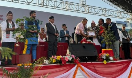 कांग्रेसद्वारा ज्येष्ठ सदस्य मथुराप्रसाद श्रेष्ठलाई सम्मान कांग्रेसद्वारा ज्येष्ठ सदस्य मथुराप्रसाद श्रेष्ठलाई सम्मान