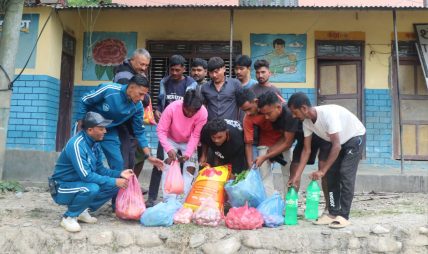 दशैंमा भोकै परेका अलपत्र मजदुरलाई नगरपालिकाले दियो मासुसहित खाद्यन्न दशैंमा भोकै परेका अलपत्र मजदुरलाई नगरपालिकाले दियो मासुसहित खाद्यन्न