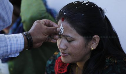 आश्विन शुक्ल त्रयोदशीः नवदुर्गाको प्रसाद र आशीर्वाद थाप्ने क्रम जारी आश्विन शुक्ल त्रयोदशीः नवदुर्गाको प्रसाद र आशीर्वाद थाप्ने क्रम जारी