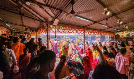 राजदेवी मन्दिरमा भक्तजनको भीड : साँझ ८ बजेदेखि बलि प्रदान गरिने राजदेवी मन्दिरमा भक्तजनको भीड : साँझ ८ बजेदेखि बलि प्रदान गरिने