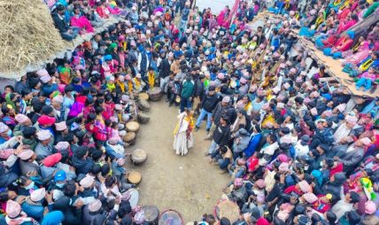 फलामको डण्डा भाँचेर शक्ति प्रदर्शन गर्दै धामीहरु